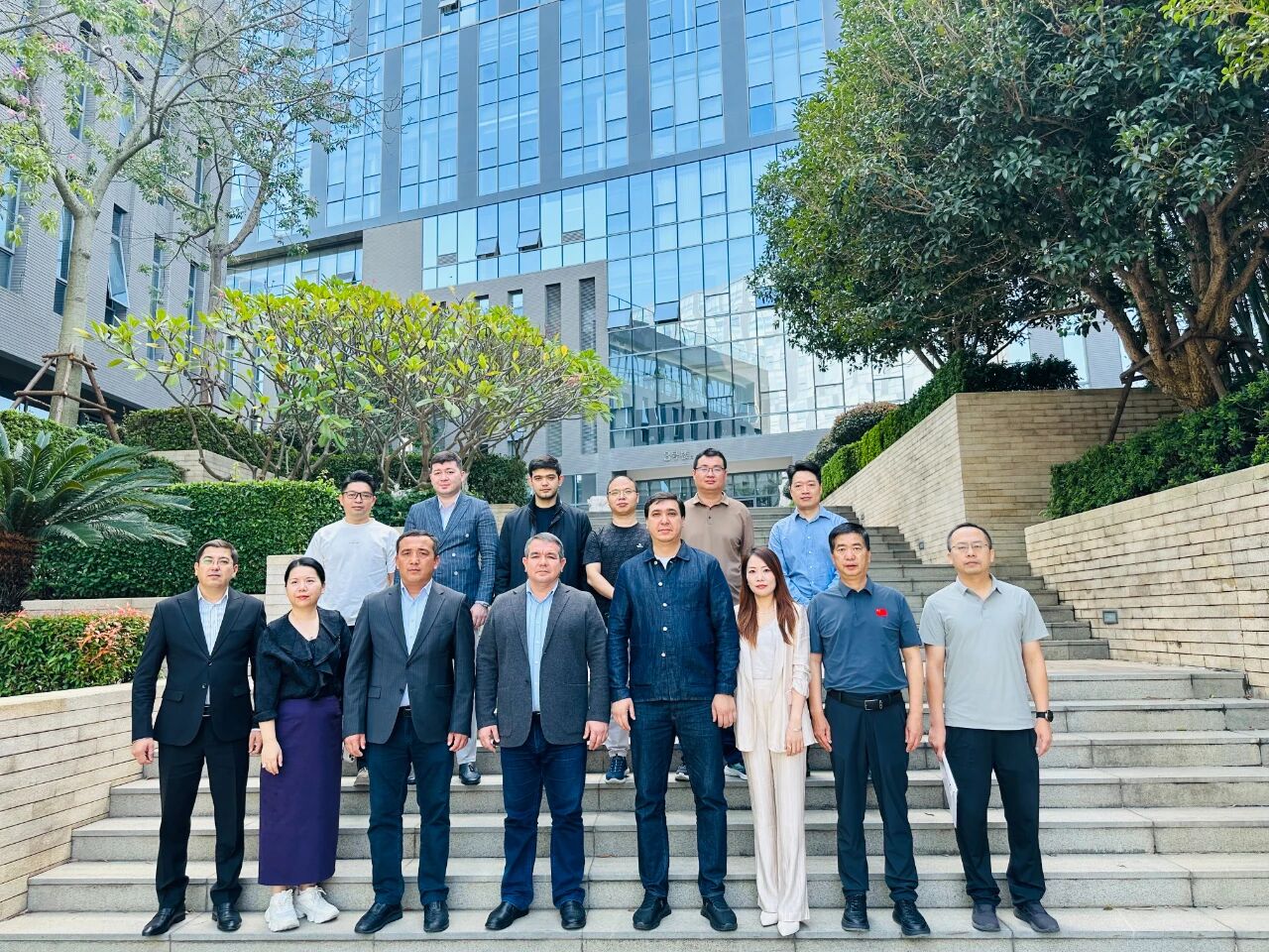 11月1日，烏茲別克斯坦投資、工業(yè)與貿(mào)易部駐華代表處副主任、駐華大使館參贊別克佐德-米爾佐&middot;尼格馬特賈諾夫，烏茲別克斯坦工商會(huì)錫爾河州分會(huì)主任阿齊茲&middot;曼蘇羅夫，錫爾河州投資、工業(yè)與貿(mào)易局局長(zhǎng)馬赫蘇姆&middot;薩利耶夫等一行人專(zhuān)程到訪我會(huì)，并參觀廈門(mén)時(shí)尚消費(fèi)品（紡織服裝）產(chǎn)業(yè)園&middot;航空?qǐng)@。商會(huì)副會(huì)長(zhǎng)、福建世聯(lián)達(dá)公司董事長(zhǎng)王世傳，秘書(shū)長(zhǎng)李以希接待烏方代表團(tuán)并開(kāi)展座談交流。 座談中，雙方就廈門(mén)與錫爾河州紡織服裝產(chǎn)業(yè)的發(fā)展現(xiàn)狀及趨勢(shì)展開(kāi)深入交流。福建世聯(lián)達(dá)、廈門(mén)納仕達(dá)、當(dāng)盛新材料、求特新材料、駿利德集團(tuán)等企業(yè)代表圍繞產(chǎn)業(yè)鏈深度協(xié)作、政策配套支持、當(dāng)?shù)厝斯こ杀炯瓣P(guān)稅政策等核心議題展開(kāi)精準(zhǔn)對(duì)接。烏方代表團(tuán)誠(chéng)摯邀請(qǐng)商會(huì)組織廈門(mén)企業(yè)赴烏茲別克斯坦實(shí)地考察，深入了解專(zhuān)項(xiàng)政策，為后續(xù)商貿(mào)合作夯實(shí)基礎(chǔ)。 此次互動(dòng)不僅深化了廈門(mén)與錫爾河州在紡織服裝領(lǐng)域的雙向認(rèn)知，更挖掘出多元合作潛能。雙方將以此次座談為契機(jī)，保持常態(tài)化溝通對(duì)接，推動(dòng)廈門(mén)企業(yè)&ldquo;走出去&rdquo;，探索產(chǎn)業(yè)合作新模式，助力產(chǎn)業(yè)鏈上下游資源高效整合，共拓中烏產(chǎn)業(yè)發(fā)展新篇章。