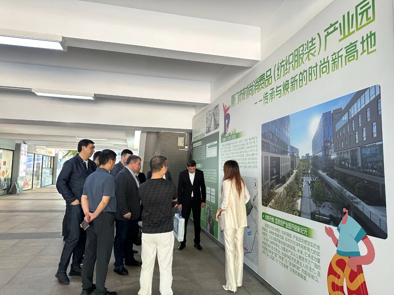 11月1日，烏茲別克斯坦投資、工業(yè)與貿(mào)易部駐華代表處副主任、駐華大使館參贊別克佐德-米爾佐&middot;尼格馬特賈諾夫，烏茲別克斯坦工商會(huì)錫爾河州分會(huì)主任阿齊茲&middot;曼蘇羅夫，錫爾河州投資、工業(yè)與貿(mào)易局局長(zhǎng)馬赫蘇姆&middot;薩利耶夫等一行人專(zhuān)程到訪我會(huì)，并參觀廈門(mén)時(shí)尚消費(fèi)品（紡織服裝）產(chǎn)業(yè)園&middot;航空?qǐng)@。商會(huì)副會(huì)長(zhǎng)、福建世聯(lián)達(dá)公司董事長(zhǎng)王世傳，秘書(shū)長(zhǎng)李以希接待烏方代表團(tuán)并開(kāi)展座談交流。 座談中，雙方就廈門(mén)與錫爾河州紡織服裝產(chǎn)業(yè)的發(fā)展現(xiàn)狀及趨勢(shì)展開(kāi)深入交流。福建世聯(lián)達(dá)、廈門(mén)納仕達(dá)、當(dāng)盛新材料、求特新材料、駿利德集團(tuán)等企業(yè)代表圍繞產(chǎn)業(yè)鏈深度協(xié)作、政策配套支持、當(dāng)?shù)厝斯こ杀炯瓣P(guān)稅政策等核心議題展開(kāi)精準(zhǔn)對(duì)接。烏方代表團(tuán)誠(chéng)摯邀請(qǐng)商會(huì)組織廈門(mén)企業(yè)赴烏茲別克斯坦實(shí)地考察，深入了解專(zhuān)項(xiàng)政策，為后續(xù)商貿(mào)合作夯實(shí)基礎(chǔ)。 此次互動(dòng)不僅深化了廈門(mén)與錫爾河州在紡織服裝領(lǐng)域的雙向認(rèn)知，更挖掘出多元合作潛能。雙方將以此次座談為契機(jī)，保持常態(tài)化溝通對(duì)接，推動(dòng)廈門(mén)企業(yè)&ldquo;走出去&rdquo;，探索產(chǎn)業(yè)合作新模式，助力產(chǎn)業(yè)鏈上下游資源高效整合，共拓中烏產(chǎn)業(yè)發(fā)展新篇章。