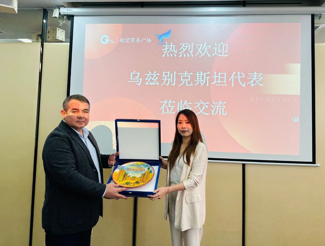 11月1日，烏茲別克斯坦投資、工業(yè)與貿(mào)易部駐華代表處副主任、駐華大使館參贊別克佐德-米爾佐&middot;尼格馬特賈諾夫，烏茲別克斯坦工商會(huì)錫爾河州分會(huì)主任阿齊茲&middot;曼蘇羅夫，錫爾河州投資、工業(yè)與貿(mào)易局局長(zhǎng)馬赫蘇姆&middot;薩利耶夫等一行人專(zhuān)程到訪我會(huì)，并參觀廈門(mén)時(shí)尚消費(fèi)品（紡織服裝）產(chǎn)業(yè)園&middot;航空?qǐng)@。商會(huì)副會(huì)長(zhǎng)、福建世聯(lián)達(dá)公司董事長(zhǎng)王世傳，秘書(shū)長(zhǎng)李以希接待烏方代表團(tuán)并開(kāi)展座談交流。 座談中，雙方就廈門(mén)與錫爾河州紡織服裝產(chǎn)業(yè)的發(fā)展現(xiàn)狀及趨勢(shì)展開(kāi)深入交流。福建世聯(lián)達(dá)、廈門(mén)納仕達(dá)、當(dāng)盛新材料、求特新材料、駿利德集團(tuán)等企業(yè)代表圍繞產(chǎn)業(yè)鏈深度協(xié)作、政策配套支持、當(dāng)?shù)厝斯こ杀炯瓣P(guān)稅政策等核心議題展開(kāi)精準(zhǔn)對(duì)接。烏方代表團(tuán)誠(chéng)摯邀請(qǐng)商會(huì)組織廈門(mén)企業(yè)赴烏茲別克斯坦實(shí)地考察，深入了解專(zhuān)項(xiàng)政策，為后續(xù)商貿(mào)合作夯實(shí)基礎(chǔ)。 此次互動(dòng)不僅深化了廈門(mén)與錫爾河州在紡織服裝領(lǐng)域的雙向認(rèn)知，更挖掘出多元合作潛能。雙方將以此次座談為契機(jī)，保持常態(tài)化溝通對(duì)接，推動(dòng)廈門(mén)企業(yè)&ldquo;走出去&rdquo;，探索產(chǎn)業(yè)合作新模式，助力產(chǎn)業(yè)鏈上下游資源高效整合，共拓中烏產(chǎn)業(yè)發(fā)展新篇章。