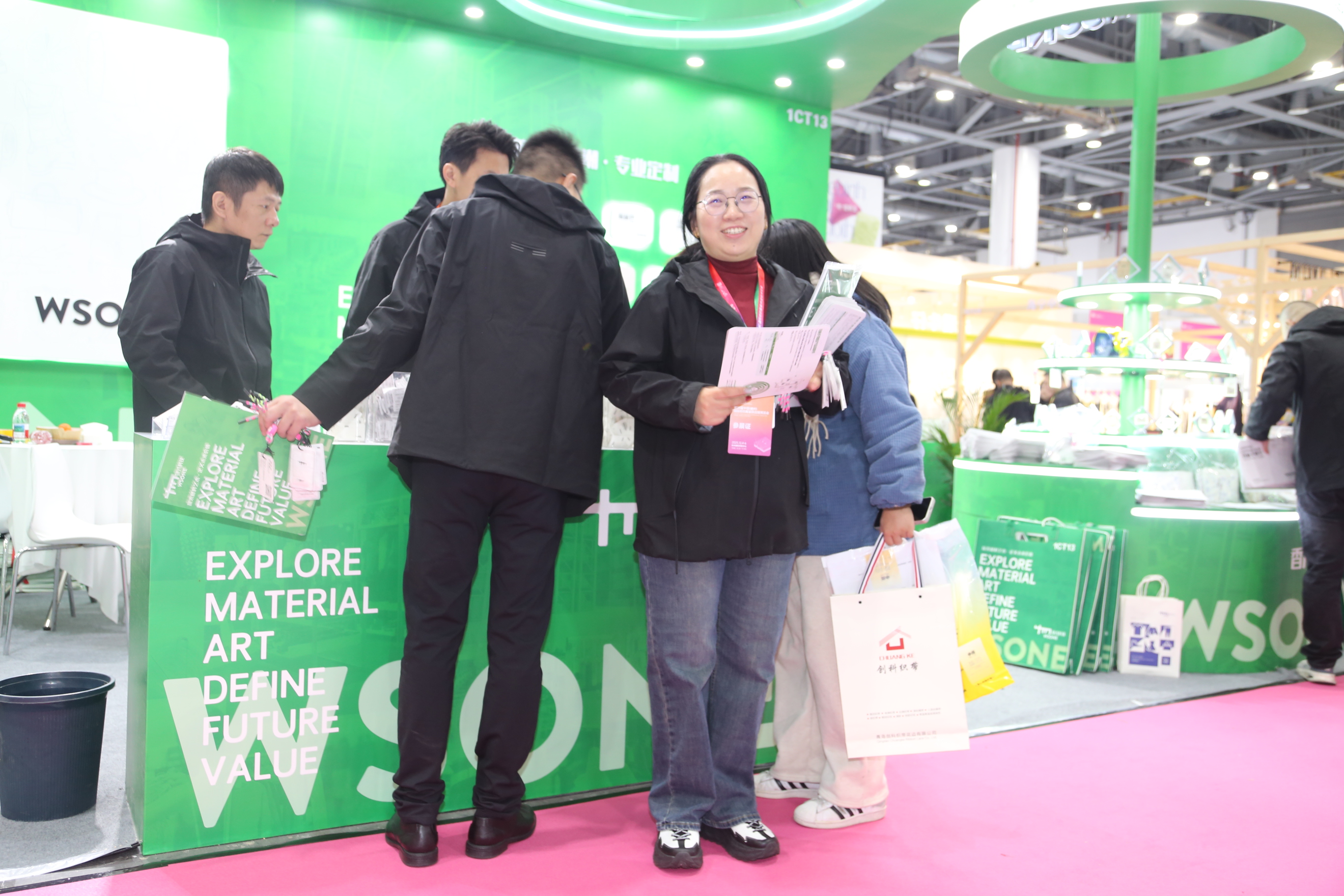 首日盛況，僅是華章序曲。超35000+專業(yè)觀眾的信任與選擇，為本屆博覽會寫下了輝煌的開篇。2025第35屆中國（杭州）國際紡織服裝供應(yīng)鏈博覽會將繼續(xù)以開放的姿態(tài)、專業(yè)的服務(wù)，與全球紡織服裝同仁一道，于變局中開新局，于合作中贏未來。12月5-6日，更多精彩持續(xù)上演！我們期待在杭州國際博覽中心，與您繼續(xù)相約，共譜行業(yè)發(fā)展新篇章！